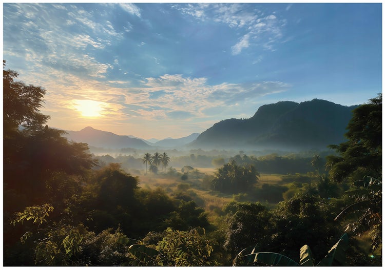 Landschaft mit Bäumen, Bergen und Morgennebel