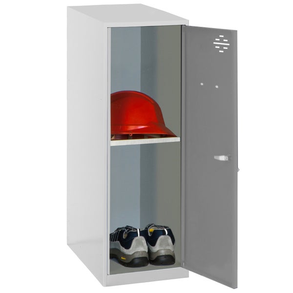 Offener Stahlblechspind mit Schutzhelm und Schuhen