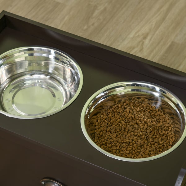 Erhöhte Hundebar aus dunklem Holz mit zwei Edelstahlnäpfen, einer davon mit Trockenfutter gefüllt.