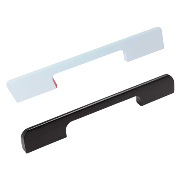 Zwei Möbelgriffe, einer hell, einer dunkel