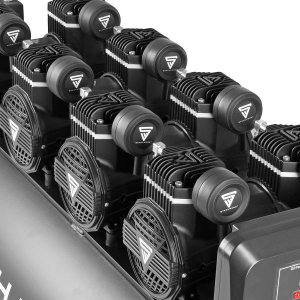 Detailansicht eines ölfreien Kompressors von Stahlwerk mit mehreren Zylindern.