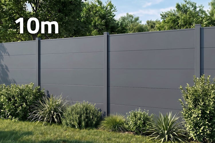 Ein moderner 10 Meter langer Sichtschutzzaun aus glatten Paneelen in einem Gartenbereich mit verschiedenen Pflanzen.