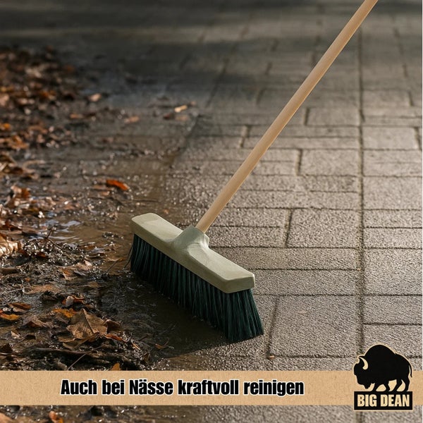 Bürste mit Holzstiel reinigt eine nasse Terrasse, Big Dean Logo