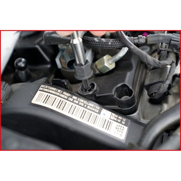 Detailaufnahme eines Motors während der Wartung mit Werkzeug im Einsatz.