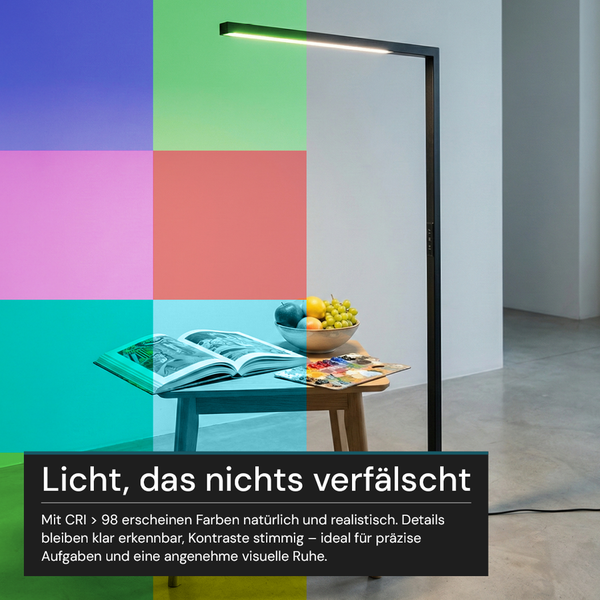 Stehleuchte mit hoher Farbwiedergabe beleuchtet Tisch mit Buch und Obstschale