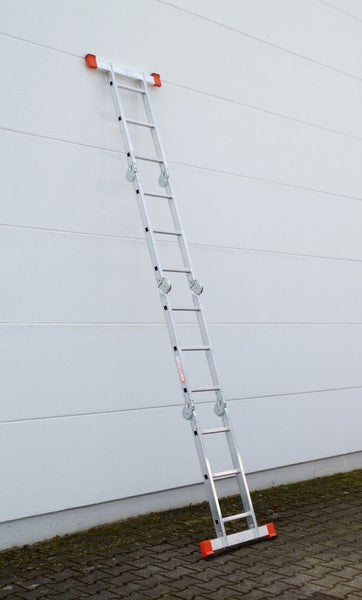 Aluminium-Schiebeleiter mit Wandrollen an einer Wand