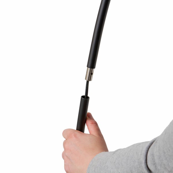 Montage einer schwarzen Metallstange mit Steckverbindung für eine Leuchte.