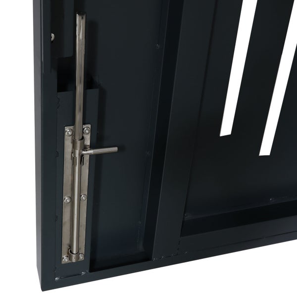 Detailansicht eines Gartentors mit Riegel