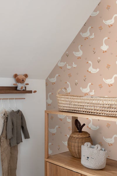 Kinderzimmer mit Regal, Korb und Tapete mit Gänsemotiv