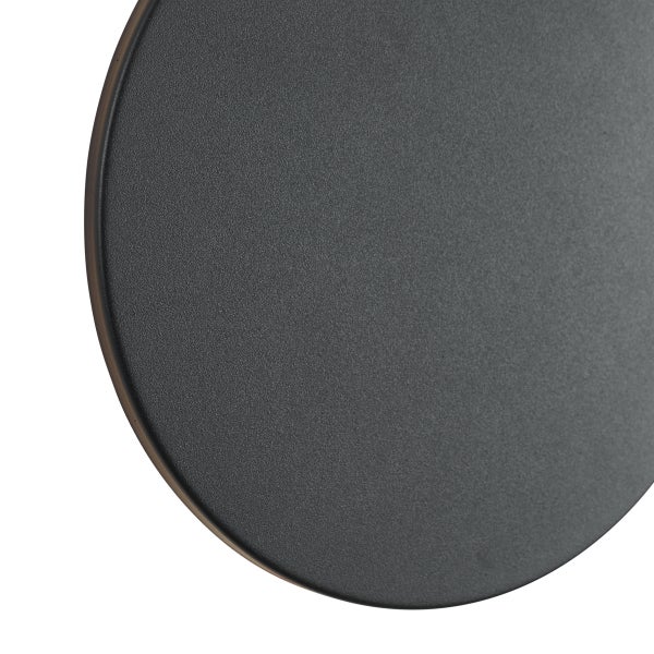 Detailaufnahme einer runden Metalloberfläche mit feiner, matter Struktur.