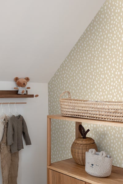 Kinderzimmer mit Tapete, Holzregal und Spielzeug