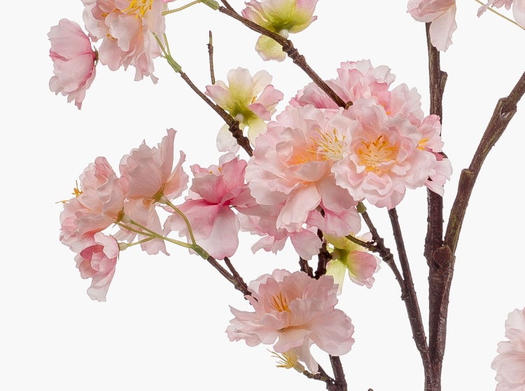 Künstlicher Kirschblütenzweig mit rosa Blüten aus Textil und braunem Ast.