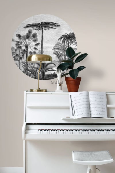 Wanddekoration mit Dschungelmotiv über weißem Klavier