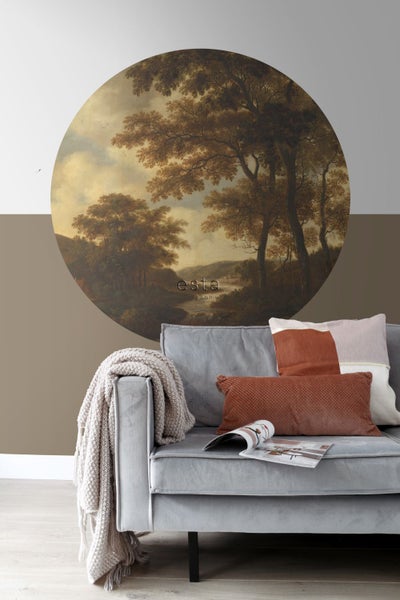 Wandbild mit Landschaftsmotiv über einem grauen Sofa im Wohnzimmer