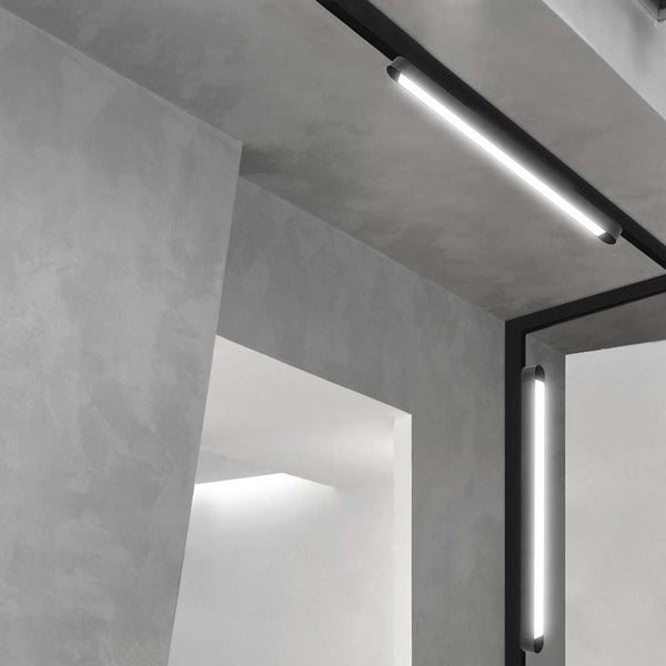 Zimmer mit Deckenleuchten an Lichtschienen