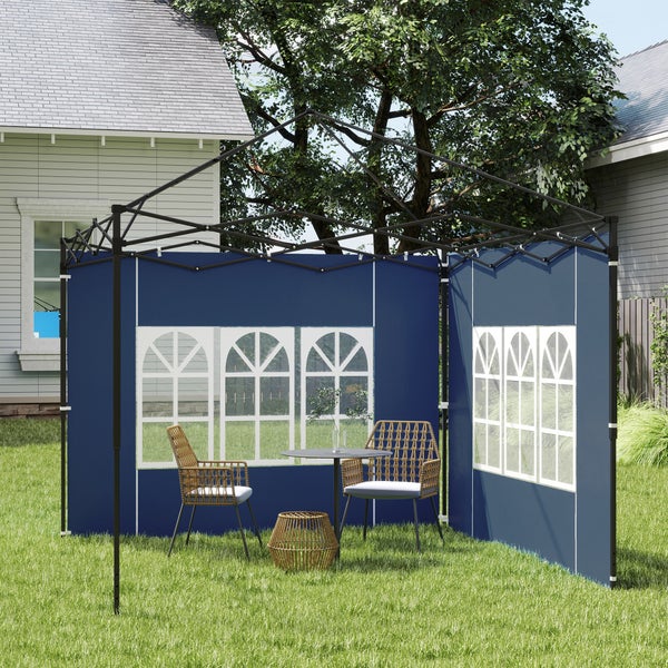 Blaues Seitenteil für Pavillon mit Fenstern an einem schwarzen Metallrahmen im Garten mit Tisch und Stühlen.