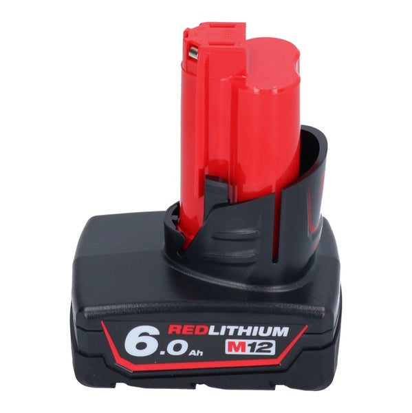 Milwaukee M12 REDLITHIUM Akku mit 6,0 Amperestunden Kapazität, rotes Oberteil und schwarzer Sockel.