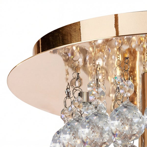 Detailansicht einer Deckenleuchte mit Kristallanhängern