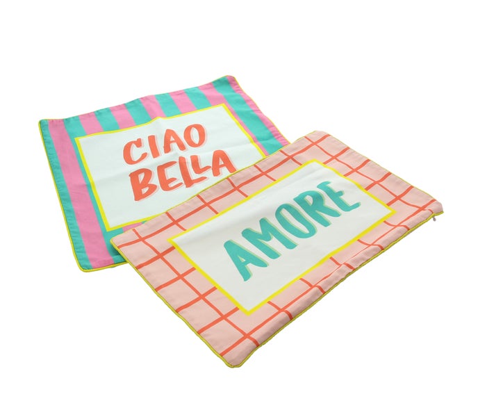 Zwei dekorative Kissen mit italienischen Aufschriften für Wohnaccessoires