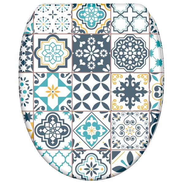 WC-Sitz mit mediterranem Fliesenmuster und verschiedenen Ornamenten.