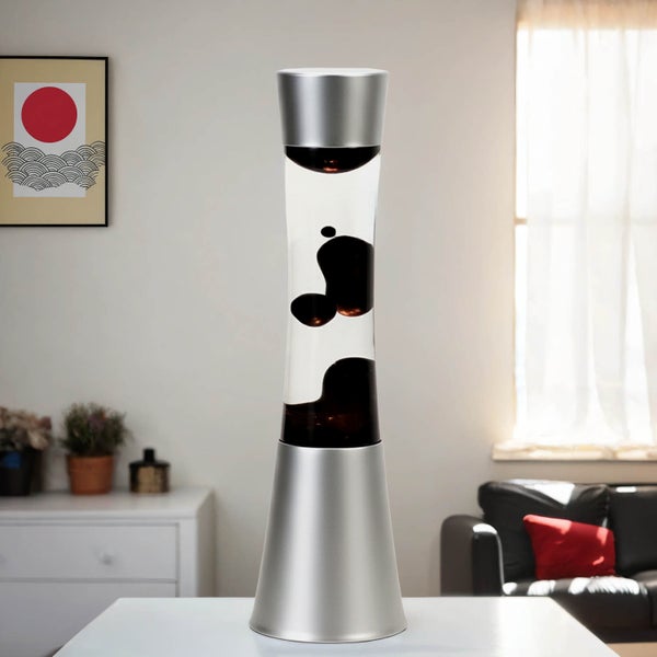 Dekorative Lavalampe mit silberfarbenem Sockel in einem Wohnzimmer