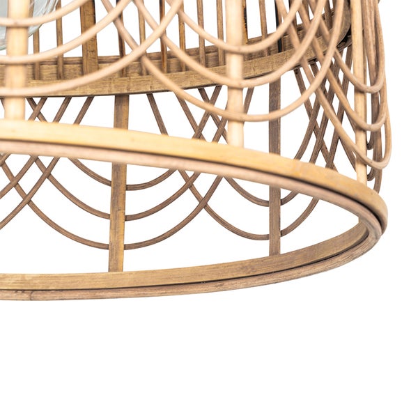 Detailansicht einer Hängeleuchte aus Rattan