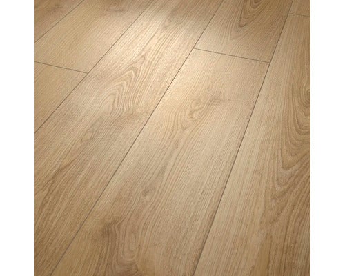 Laminatboden in Eiche-Optik mit authentischer Holzmaserung und Landhausdielen-Struktur.