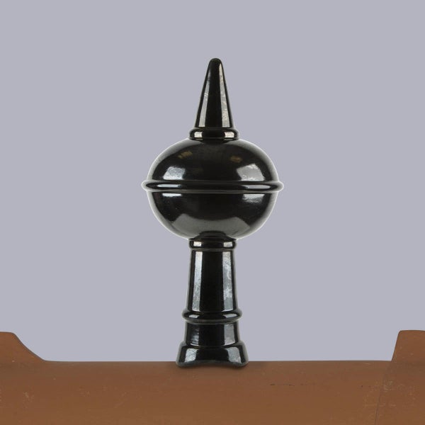 Schwarzer Firstschmuck aus glänzend glasierter Keramik in klassischer Form für das Dach.