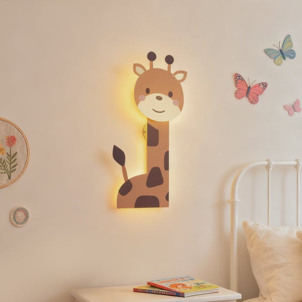 Kinderzimmer-Wandlampe in Giraffenform aus Holz mit warmem, indirektem Licht in einem hellen Zimmer neben einem weißen Metallbett.