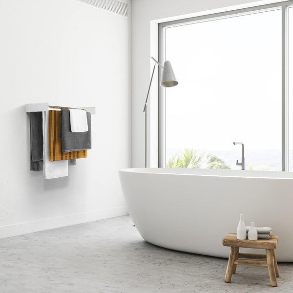 Modernes Badezimmer mit Badewanne, Handtuchhalter und Hocker