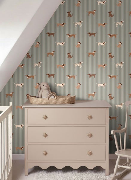 Kinderzimmer mit gestreifter Tapete und Hundemotiv, Kommode und Schaukelstuhl