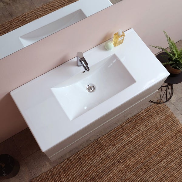 Aufsicht auf ein Badezimmerwaschbecken mit Armatur und Spiegel