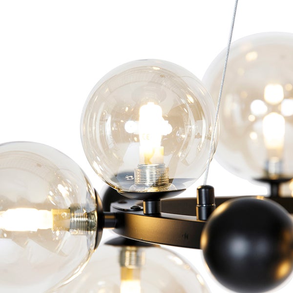 Detailaufnahme einer Hängeleuchte mit mehreren transparenten und schwarzen Kugeln