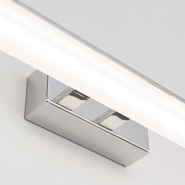 Moderne LED Spiegelleuchte aus Metall mit diffuser Lichtabdeckung für gleichmäßige Beleuchtung im Badezimmer