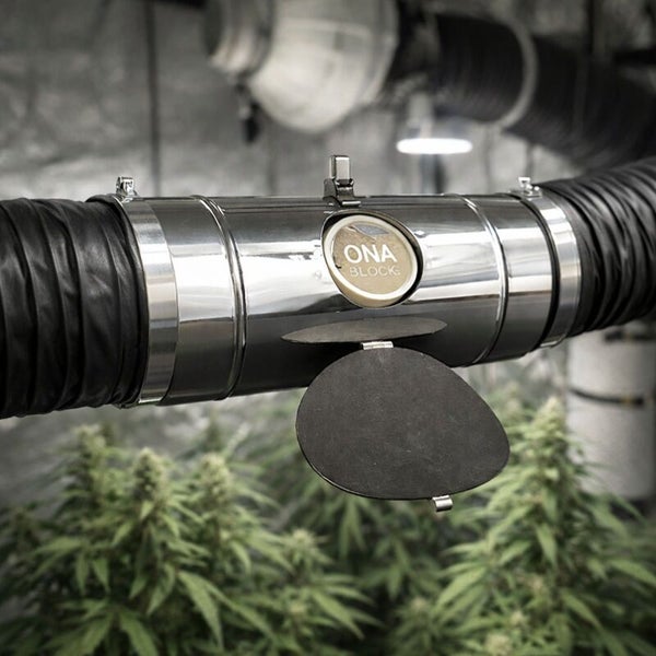 Ona Block Geruchsneutralisierer an einem Lüftungsrohr