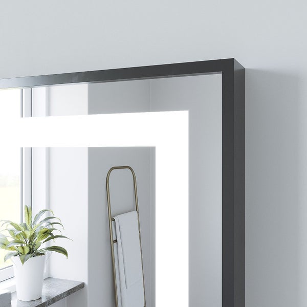 Wandspiegel mit integrierter LED Beleuchtung in einem modernen Badezimmer.