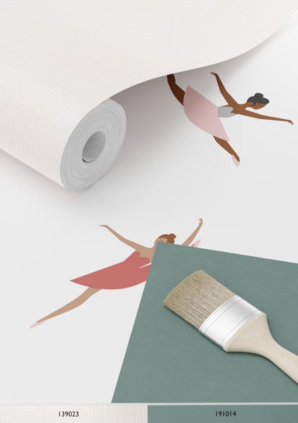 Tapetenrolle mit Ballerina-Motiv und Farbmusterkarte mit Pinsel