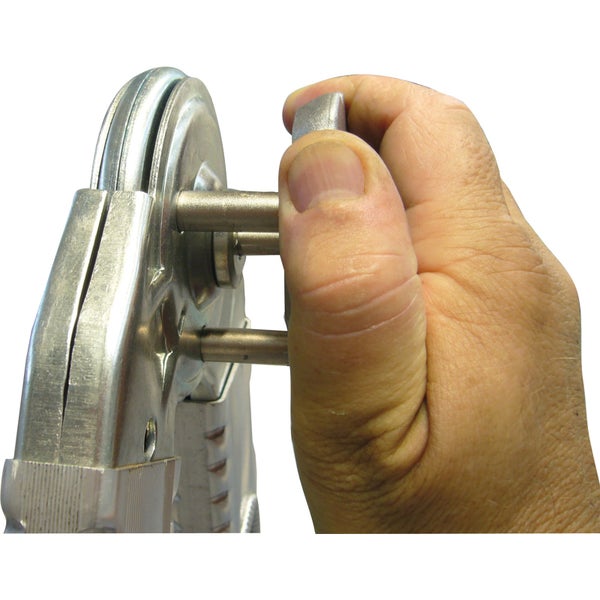 Nahaufnahme einer Hand beim Einstellen einer Crimpzange für Kabelverbinder.