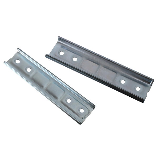 Zwei verzinkte Bettschienenwinkel aus Metall mit Befestigungslöchern
