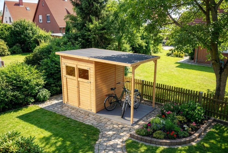 Gartenhaus aus Holz mit Flachdach und seitlichem Anbau als Fahrradunterstand in einem hellen und gepflegten Garten.
