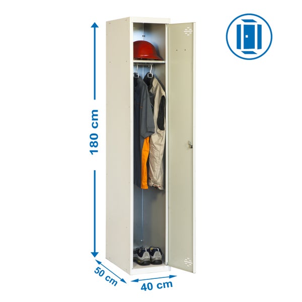 Metall-Garderobenschrank mit einer Höhe von 180 cm, einer Breite von 50 cm und einer Tiefe von 40 cm mit geöffneter Tür.