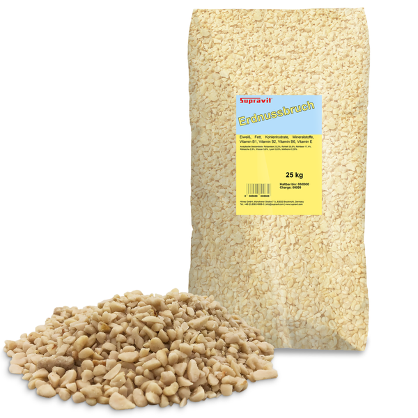 Erdnussbruch in einem 25 Kilogramm Sack mit einem Haufen Erdnussbruch davor