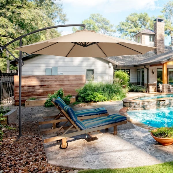 Szene im Garten mit Sonnenschirm, Liegestühlen und Pool