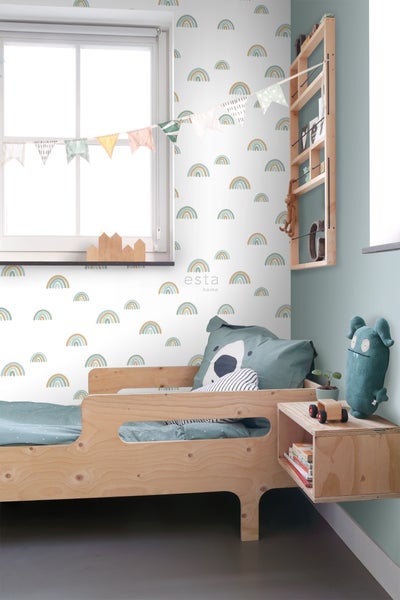 Kinderzimmer mit Holzbett, Wandregal und Tapete mit Regenbogenmuster