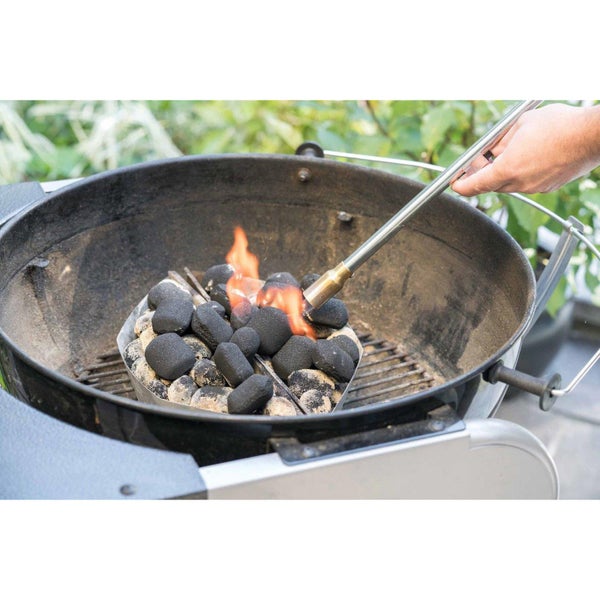 Grill mit Holzkohle und Anzündkamin in Gebrauch