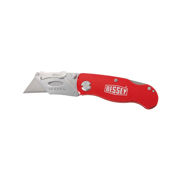 Hand hält ein Bessey Universalmesser zum Schneiden von Fliesen.