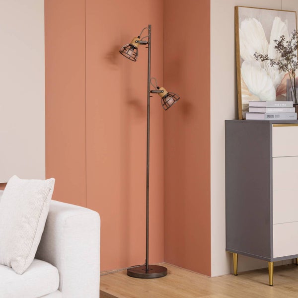 Stehleuchte mit zwei Leuchten im Wohnzimmer