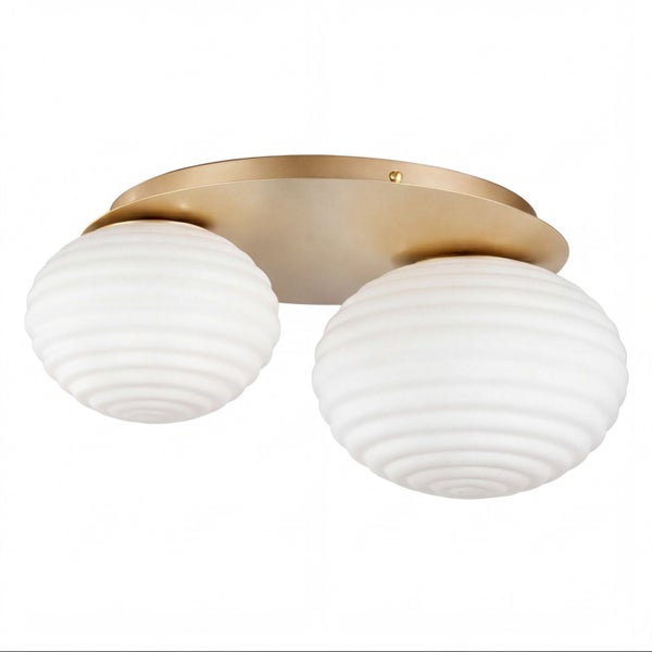 Zweiflammige Deckenleuchte mit weißen, gerippten Glaskugeln und runder Metallhalterung in Goldoptik.