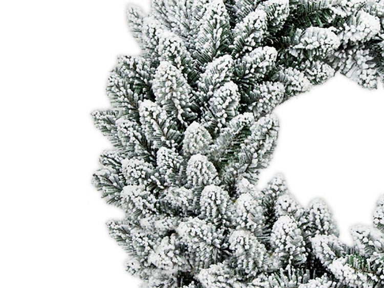 Künstlicher Adventskranz mit verschneiten Tannenzweigen für die Weihnachtsdekoration