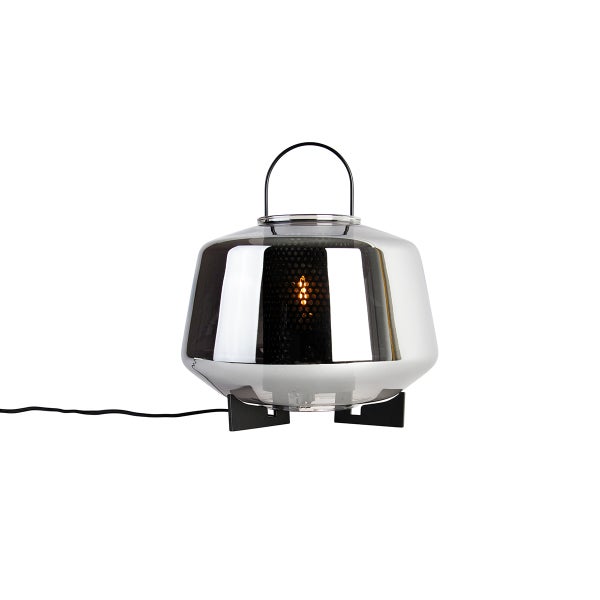 Tischleuchte mit Metallfuß und Tragegriff